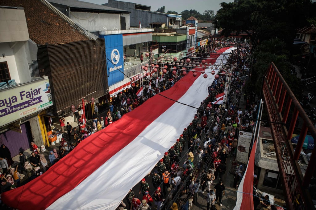 A parade with a 100-metre Indonesian national flag in Bogor, West Java on August 13. This is not the first time that someone has been arrested for allegedly desecrating the Indonesian flag. Photo: AFP