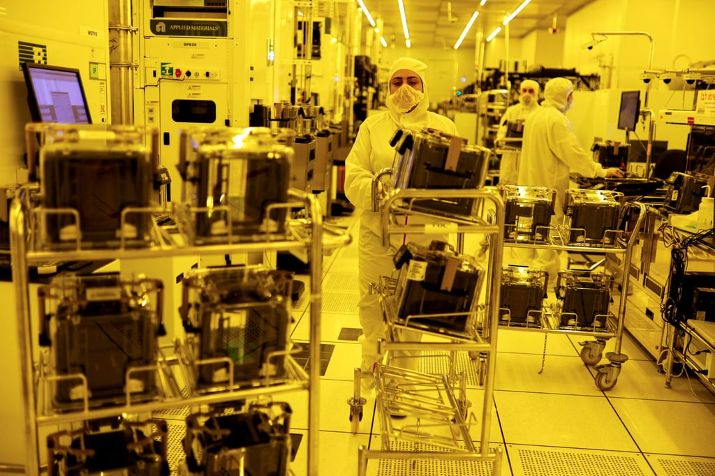 Operators work in the clean room of Israeli analog integrated circuits developer Tower Semiconductor. Photo: Reuters Operators work in the clean room of Israeli analog integrated circuits developer Tower Semiconductor. Photo: Reuters