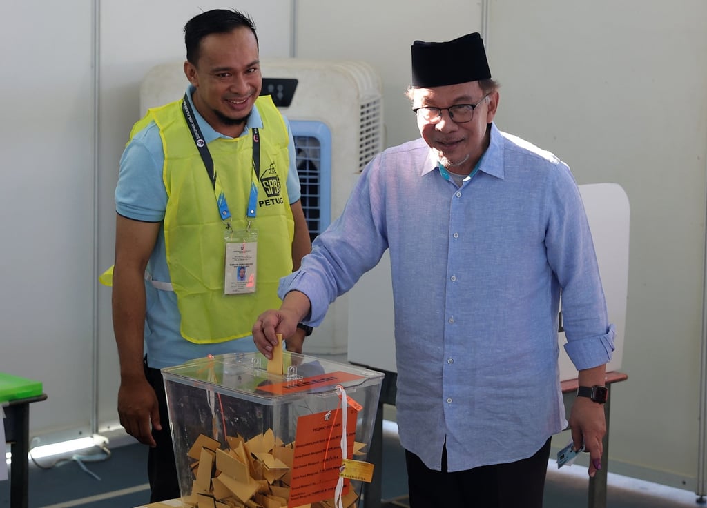 Malaysian Prime Minister Anwar Ibrahim casts his ballot at a polling station in the Penang State election on August 12. Photo: dpa