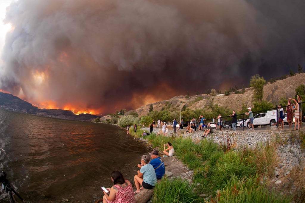 Residents watch the McDougall Creek wildfire from Kelowna, British Columbia on Thursday. Photo: AFP Residents watch the McDougall Creek wildfire from Kelowna, British Columbia on Thursday. Photo: AFP