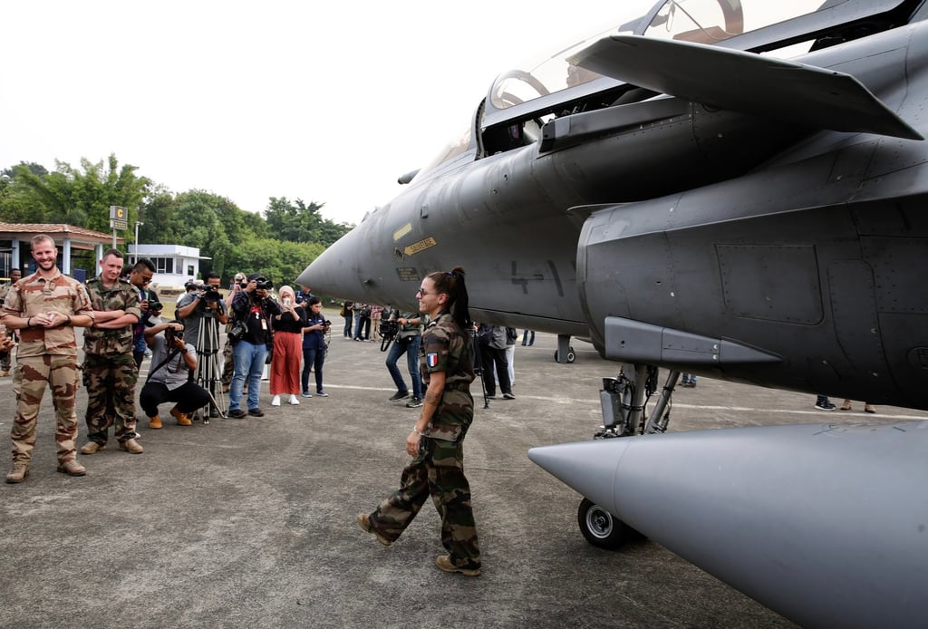 French soldiers stand in front of a French Rafale fighter aircraft at an air base in Jakarta, Indonesia. Photo: EPA-EFE French soldiers stand in front of a French Rafale fighter aircraft at an air base in Jakarta, Indonesia. Photo: EPA-EFE