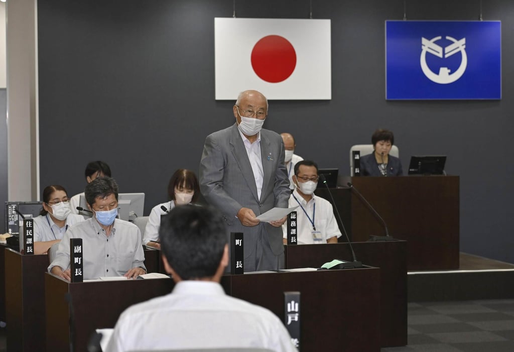Tetsuo Nishi, mayor of Kaminoseki in the Japanese prefecture of Yamaguchi, speaks about the nuclear fuel storage issue at a town meeting on Friday. Photo: Kyodo