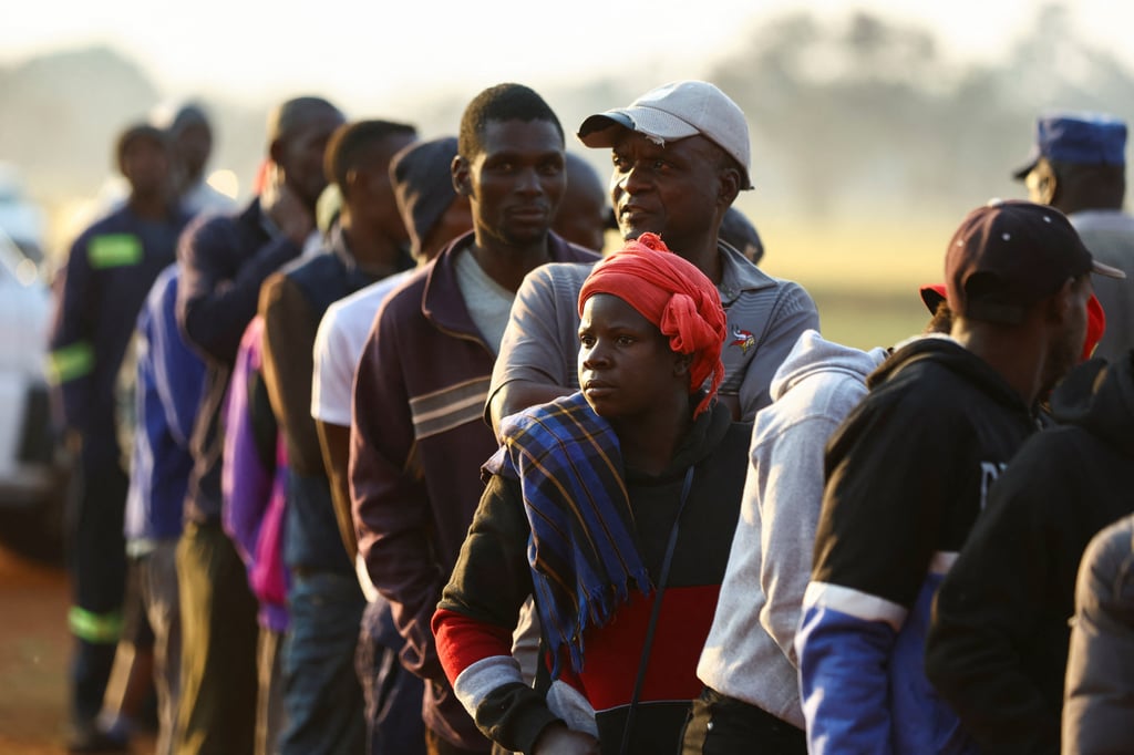 People wait to cast their vote in Kwekwe, Zimbabwe. Photo: Reuters