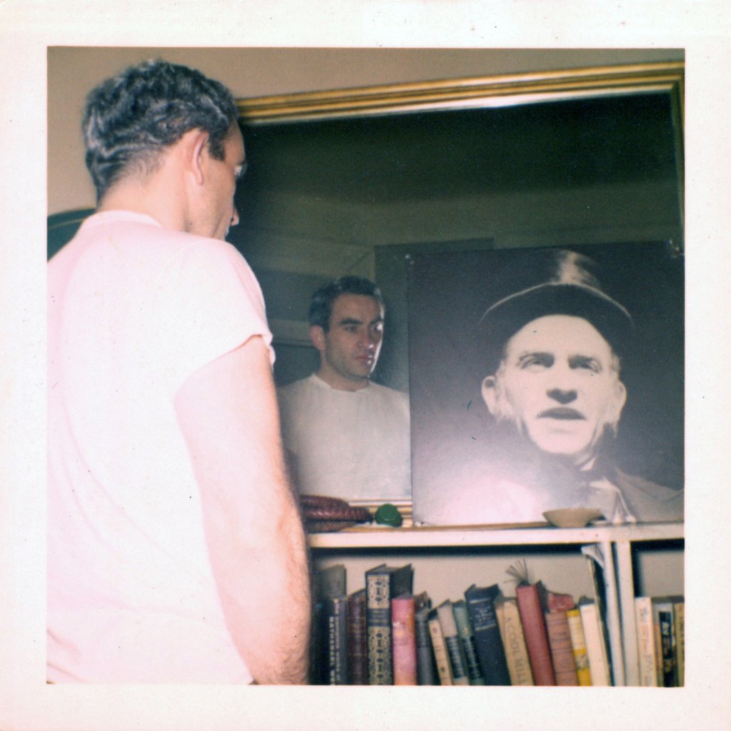This photo provided by Matthew Asner shows his father, Ed, reflected in a mirror with a picture of him as Peachum in the Three Penny Opera in New York, circa 1958. Photo: AP