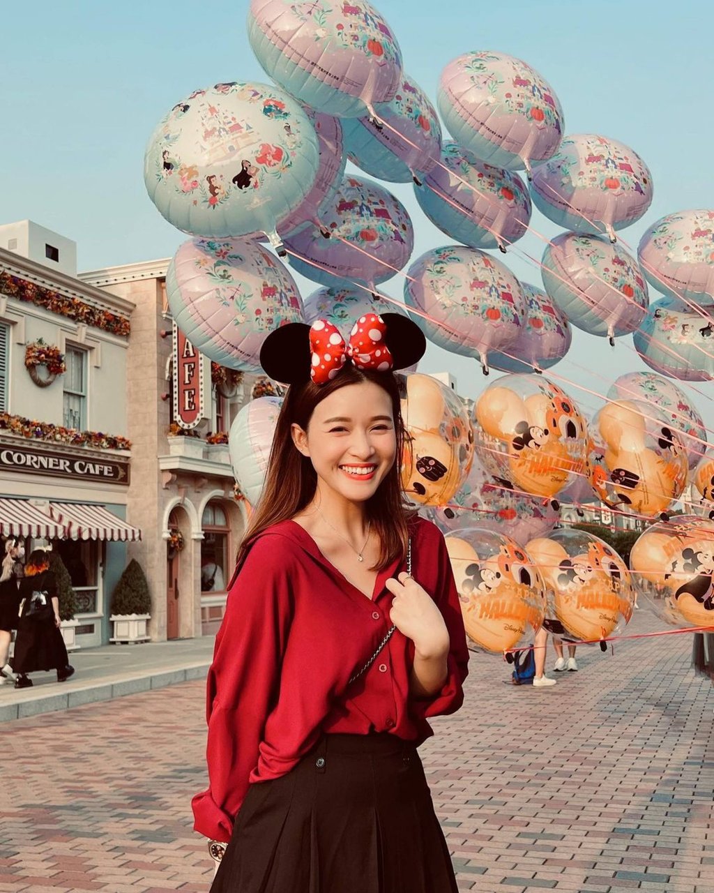 Actress Renee Li looking dainty with a classic Minnie headband. Photo: @reneebobo/Instagram