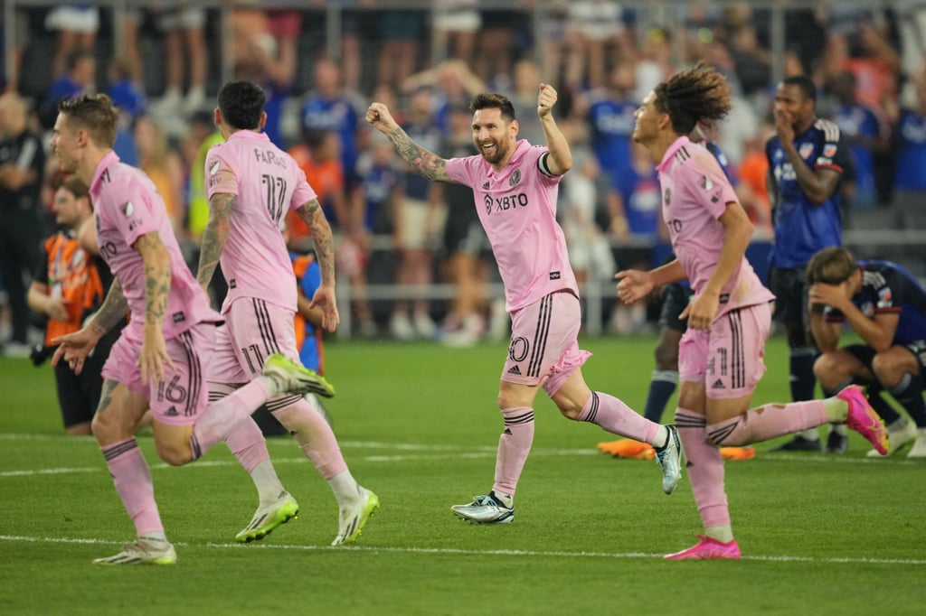Inter Miami’s Lionel Messi celebrates with teammates in Cincinnati. Photo: USA TODAY Sports via Reuters Con