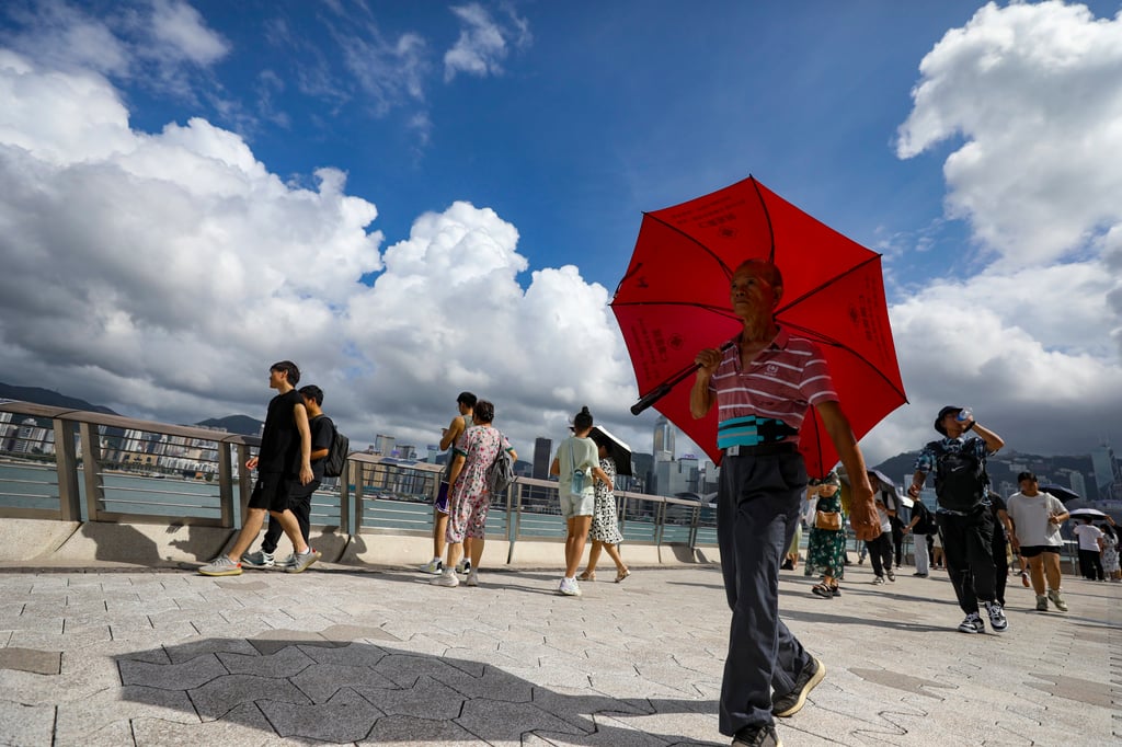 Hot conditions for those walking along Hong Kong’s Tsim Sha Tsui waterfront promenade. Photo: Xiaomei Chen Hot conditions for those walking along Hong Kong’s Tsim Sha Tsui waterfront promenade. Photo: Xiaomei Chen