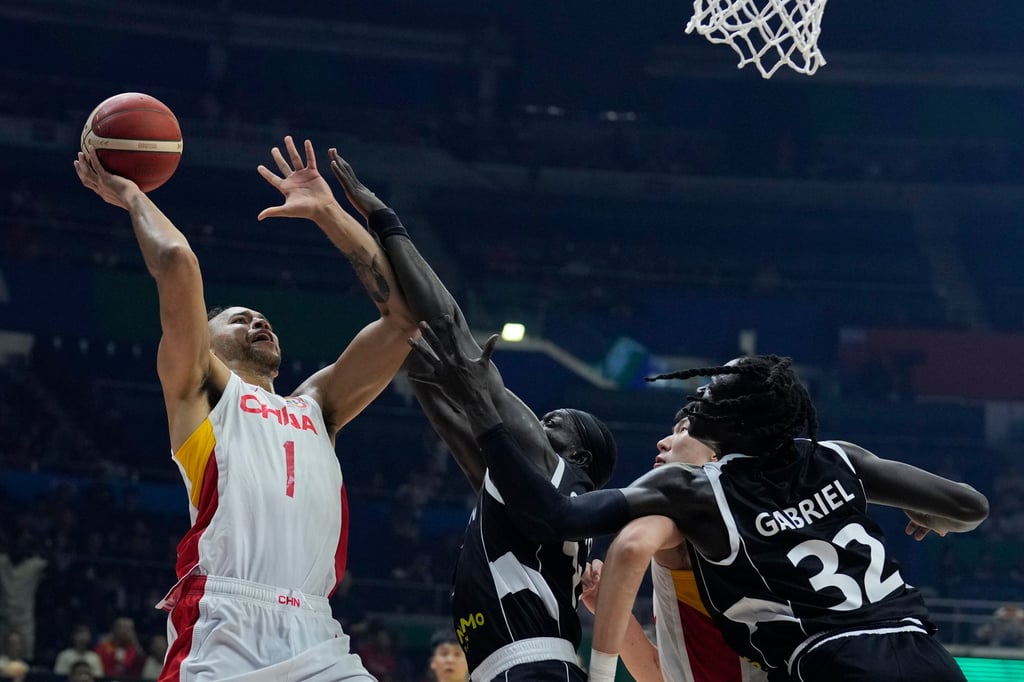 China forward Kyle Anderson shoots over South Sudan players during their Group B match at the Araneta Coliseum in Manila. Photo: AP