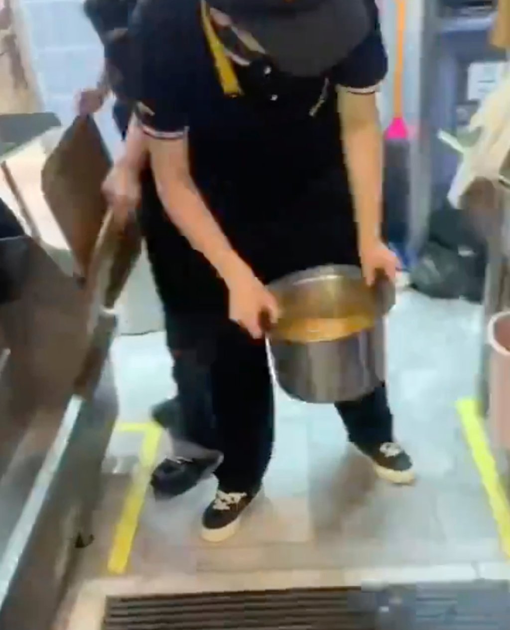 The restaurant worker who made the orange juice from powder using tap water from a mop sink is shown with a pot of juice in the video. Photo: The Paper The restaurant worker who made the orange juice from powder using tap water from a mop sink is shown with a pot of juice in the video. Photo: The Paper
