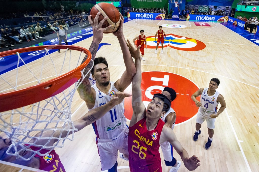 Kai Zachary Sotto goes up against Zhu Junlong of China during at the Araneta Coliseum. Photo: AP Kai Zachary Sotto goes up against Zhu Junlong of China during at the Araneta Coliseum. Photo: AP