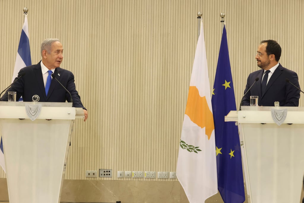 Cypriot president Nikos Christodoulides, right, and Israeli Prime Minister Benjamin Netanyahu in Nicosia, Cyprus on Sunday. Photo: Pool via AP