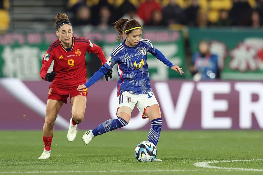 Yui Hasegawa (right) of Japan dribbled past Esther Gonzalez of Spain. Photo: EPA-EFE