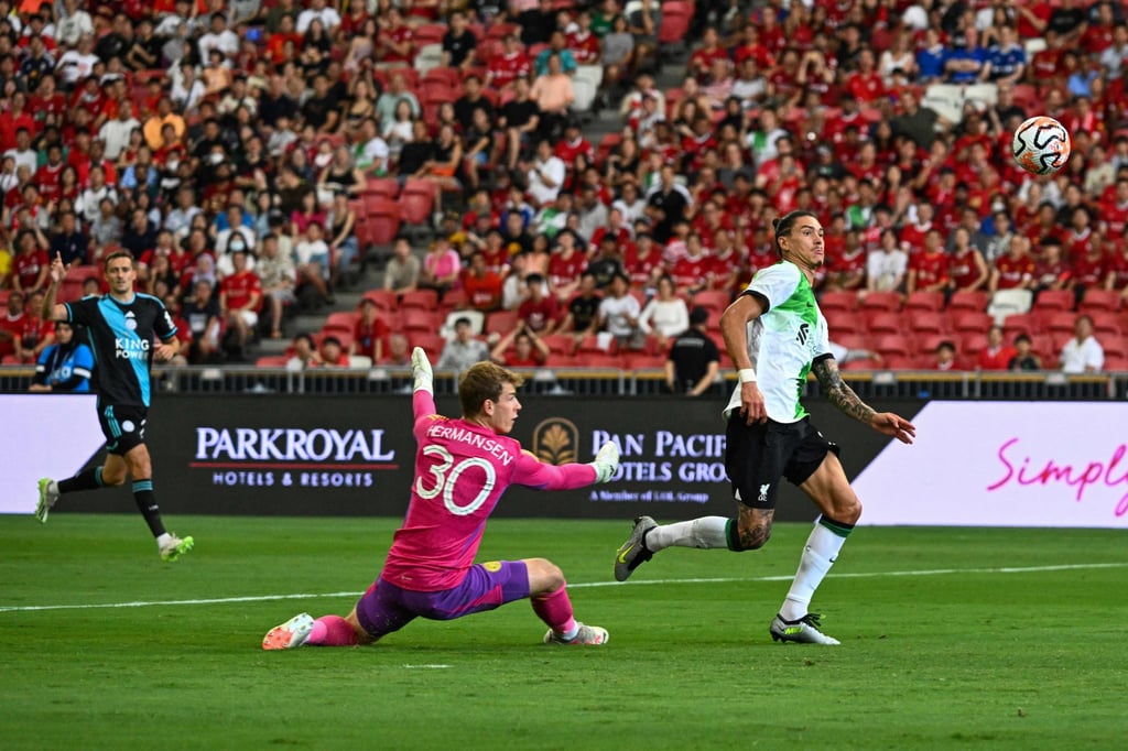 Liverpool’s forward Darwin Nunez (right) kicked the ball past Leicester City’s goalkeeper Mads Hermansen. Photo: AFP Liverpool’s forward Darwin Nunez (right) kicked the ball past Leicester City’s goalkeeper Mads Hermansen. Photo: AFP