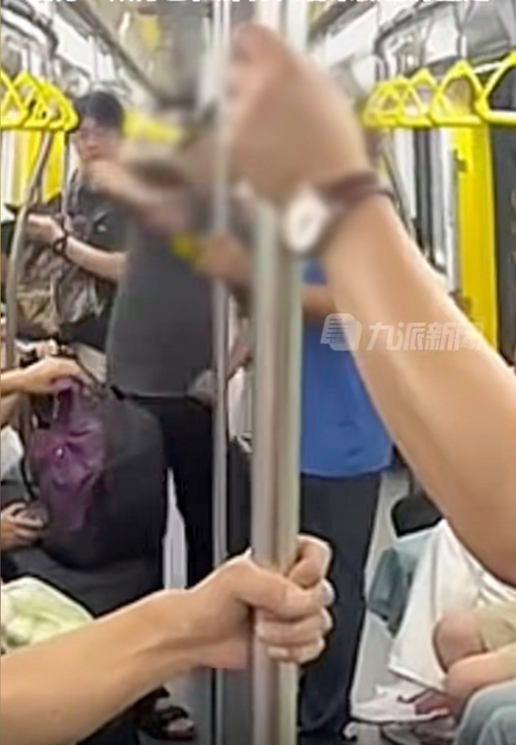 The “subway judge” listened carefully to the arguing parties and then brought matters to an abrupt halt with a slap to the face of one of the protagonists. Photo: Weibo