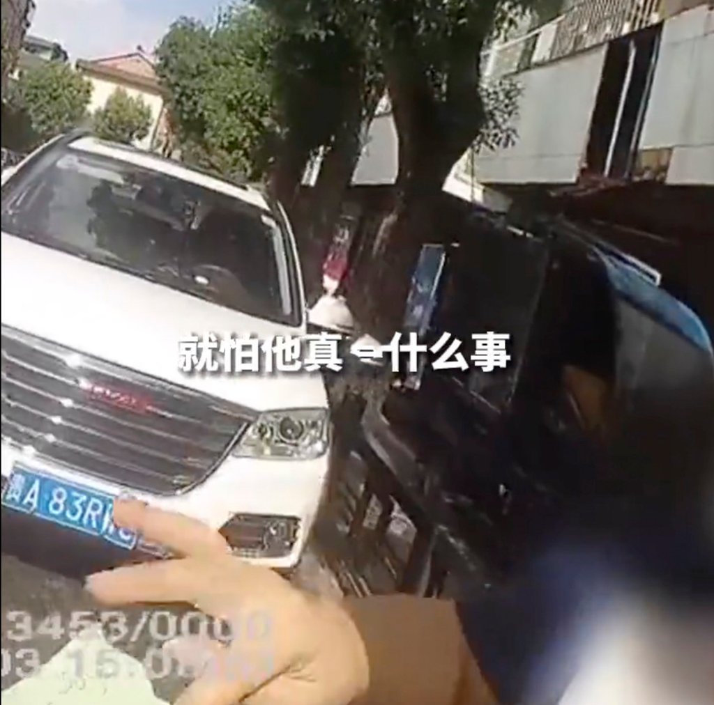 A neighbour of the boy found his bogus SOS notes on the street below the window and called the police. Photo: Weibo A neighbour of the boy found his bogus SOS notes on the street below the window and called the police. Photo: Weibo