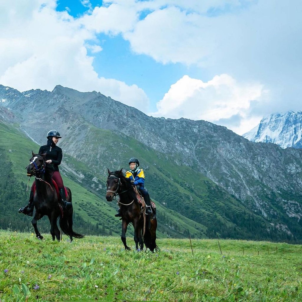 BoBo Poon leads nature riding experiences in beautiful destinations. Photo: @bp_horse38/Instagram