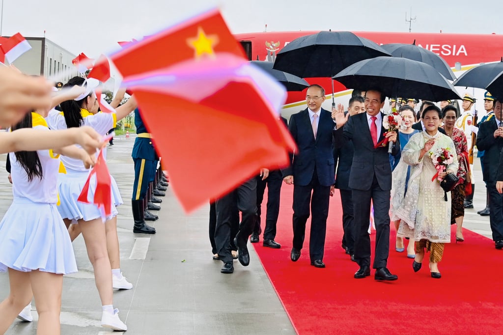 Indonesian President Joko Widodo and his wife Iriana arrive in Chengdu, China on July 27. Photo: AP