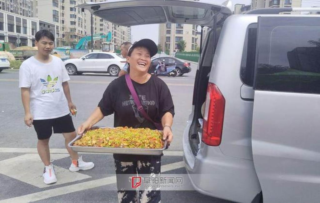 One of the trays of the 35 different dishes the buffet eatery is famous for. Photo: 163.com