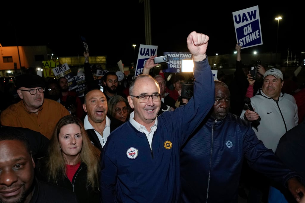 US auto workers launch first simultaneous strike at ‘Detroit Three ...