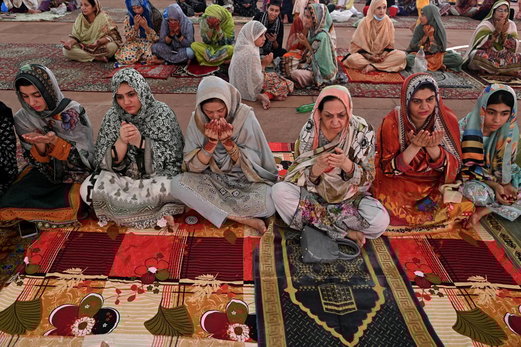 Muslim women offer prayers at a mosque in Lahore, Pakistan. Photo: AFP