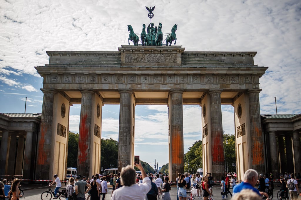 Paint on the Brandenburg Gate in Berlin, sprayed on by the Last Generation environmental group. It protests for a phase-out of fossil fuels by 2030. Photo: EPA-EFE