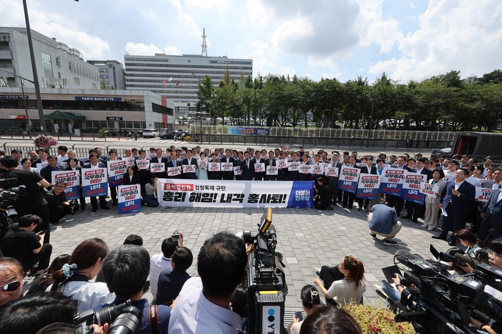 The opposition Democratic Party stage a rally in front of the presidential office in Seoul on September 18. Photo: EPA-EFE/Yonhap