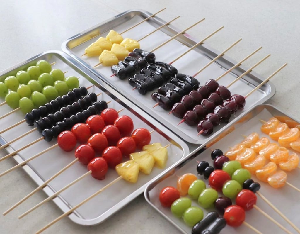 “Tanghulu” is made by coating fruit with sugar syrup that sets into a hard, crisp shell. Photo: Instagram/@bonheur0716