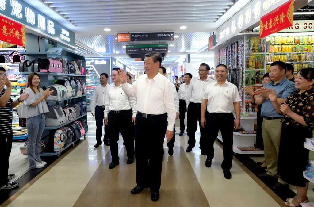 Xi Jinping was given a warm welcome at the market. Photo: Xinhua