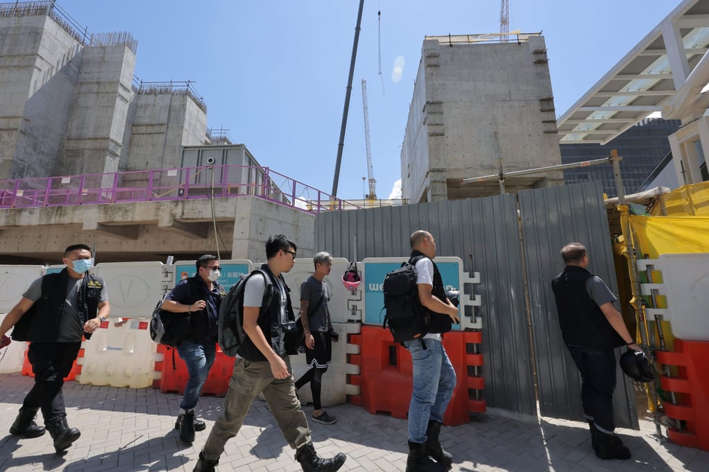 Police officers arrive at the construction site to investigate the death of the two workers. Photo: Jelly Tse Police officers arrive at the construction site to investigate the death of the two workers. Photo: Jelly Tse
