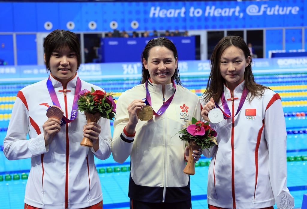 Gold medallist Siobhan Haughey (centre), flanked by Liu Yaxin (left, bronze) and Li Bingjie (silver) after the women’s 200m freestyle final at the Asian Games in Hangzhou. Photo: Dickson Lee