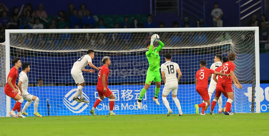 Hong Kong goalkeeper Tse Ka-wing made two crucial saves against Palestine. Photo: Dickson Lee