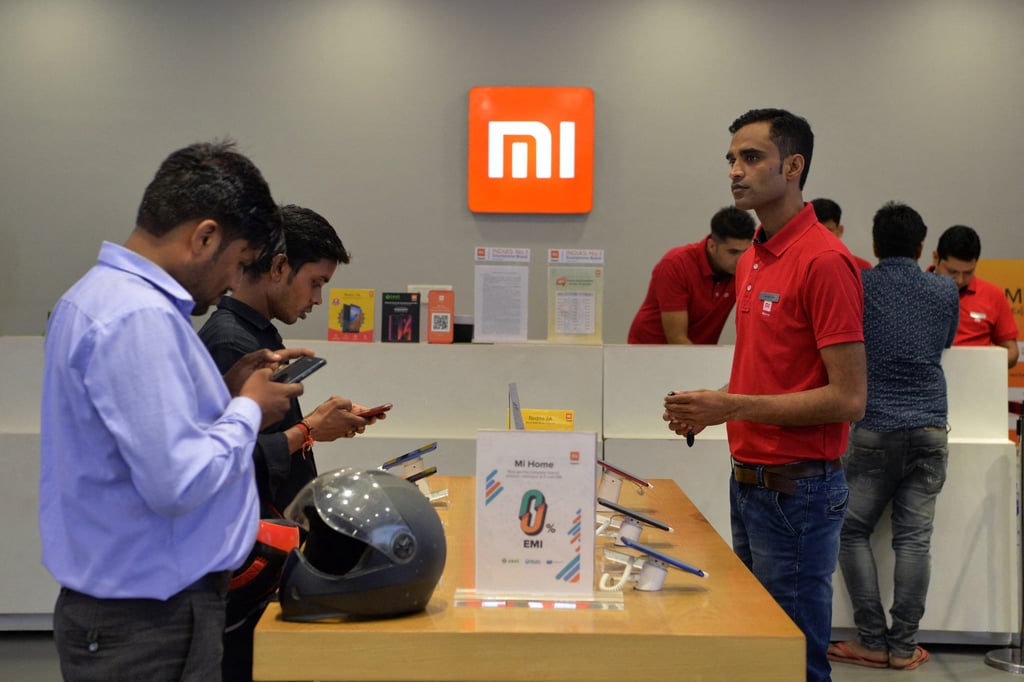Shoppers inspect smartphones made by Xiaomi at a Mi store in Gurgaon, a city in the northern Indian state of Haryana, on August 20, 2019. Photo: Agence France-Presse
