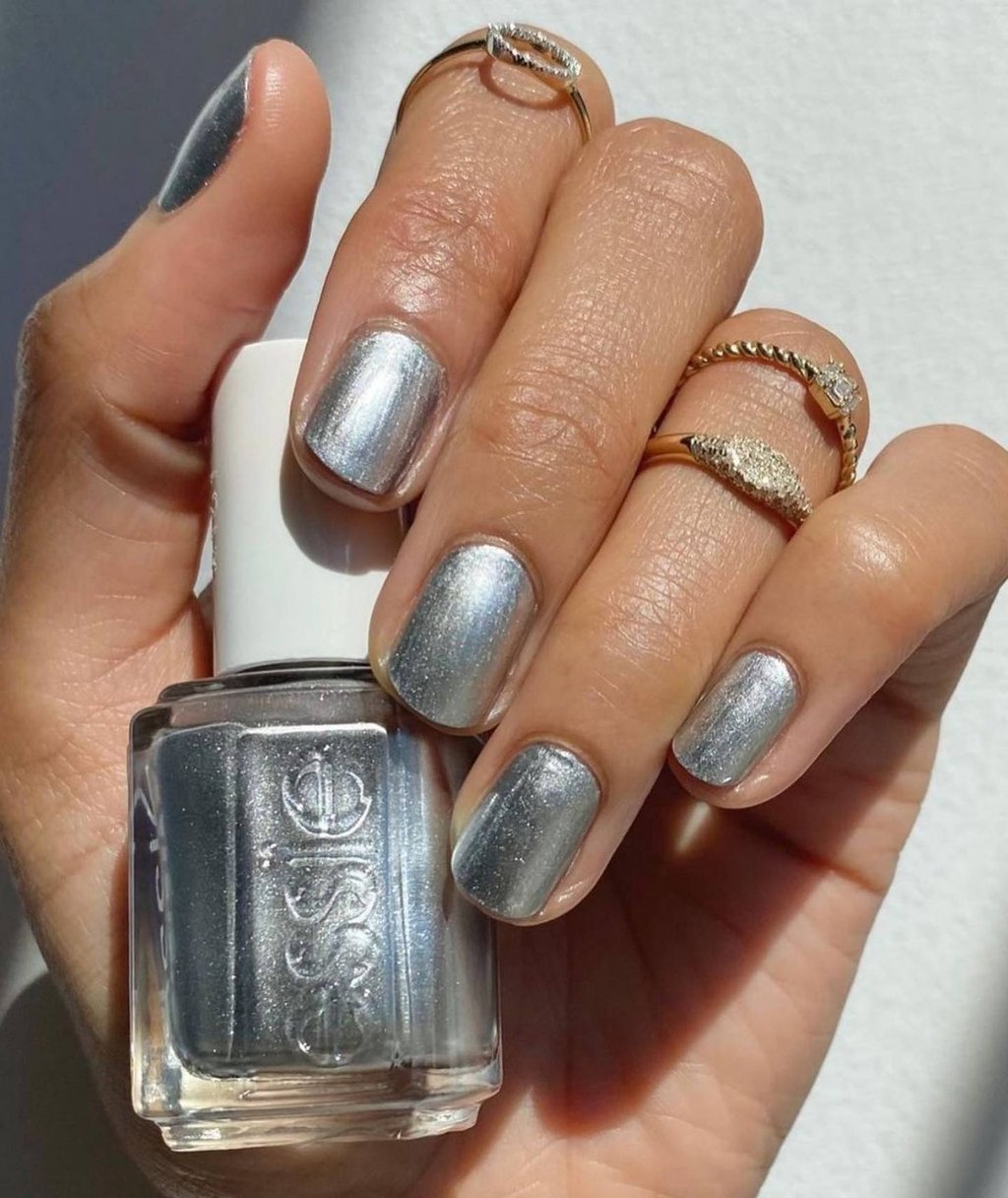 Variations on chrome nails are continuing to trend for autumn. Photo: @bellacures/Instagram Variations on chrome nails are continuing to trend for autumn. Photo: @bellacures/Instagram