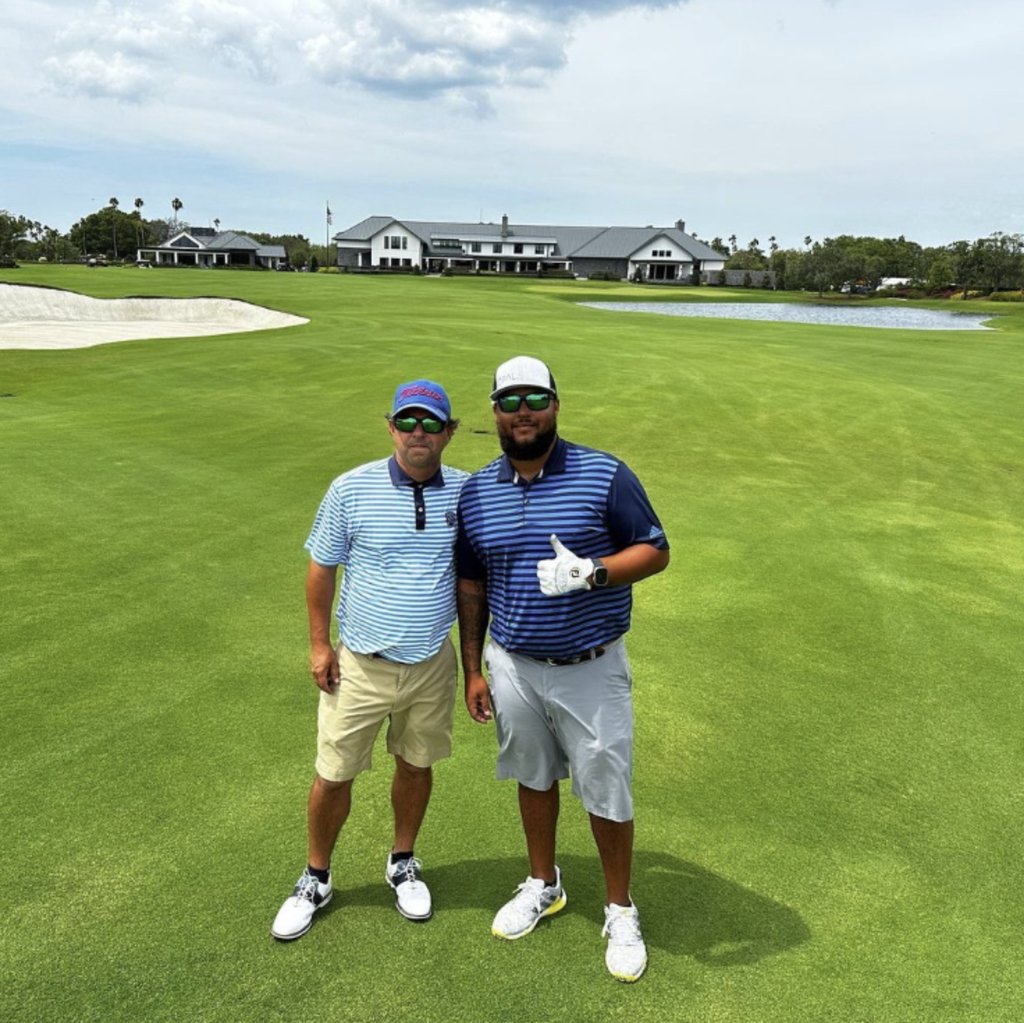 Connor Cruise (right) enjoys golfing. Photo: @theconnorcruise/Instagram