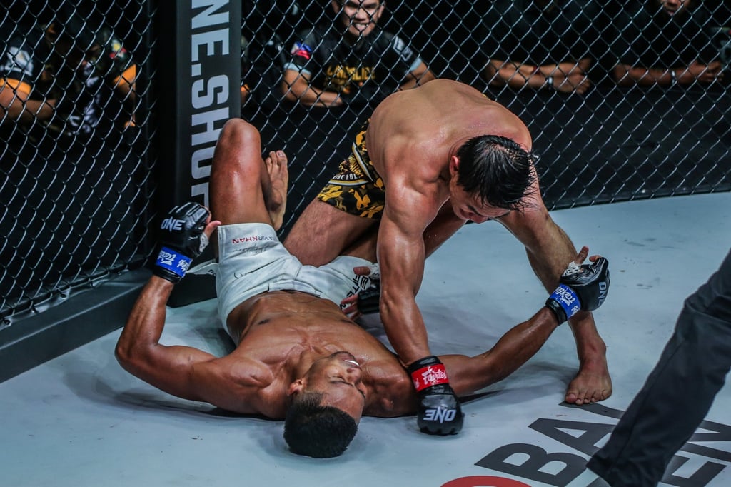 Eduard Folayang delivers ground and pound to finish Amir Khan. Eduard Folayang delivers ground and pound to finish Amir Khan.