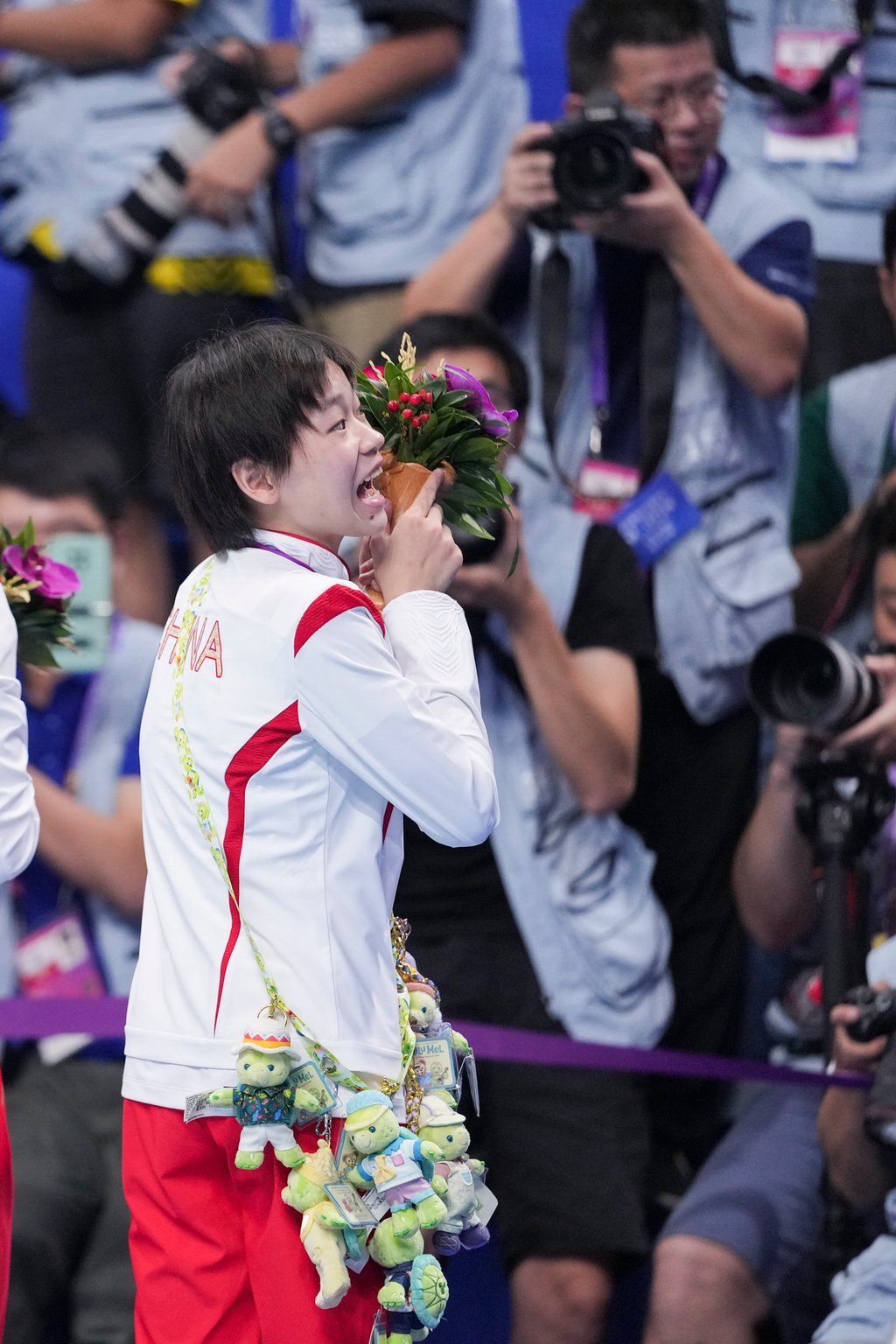 Quan Hongchan at the medal ceremony after winning gold in the women’s 10m platform diving event. Photo: Xinhua