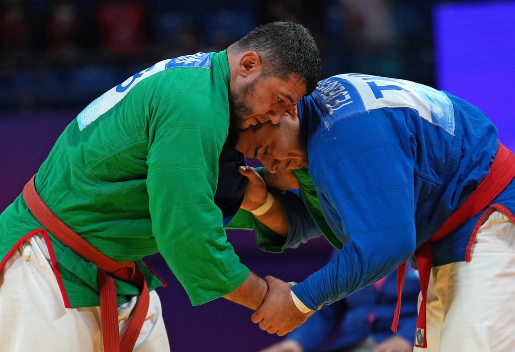Tejen Tejenov (right) can request analysis of his B-sample. Photo: Xinhua
