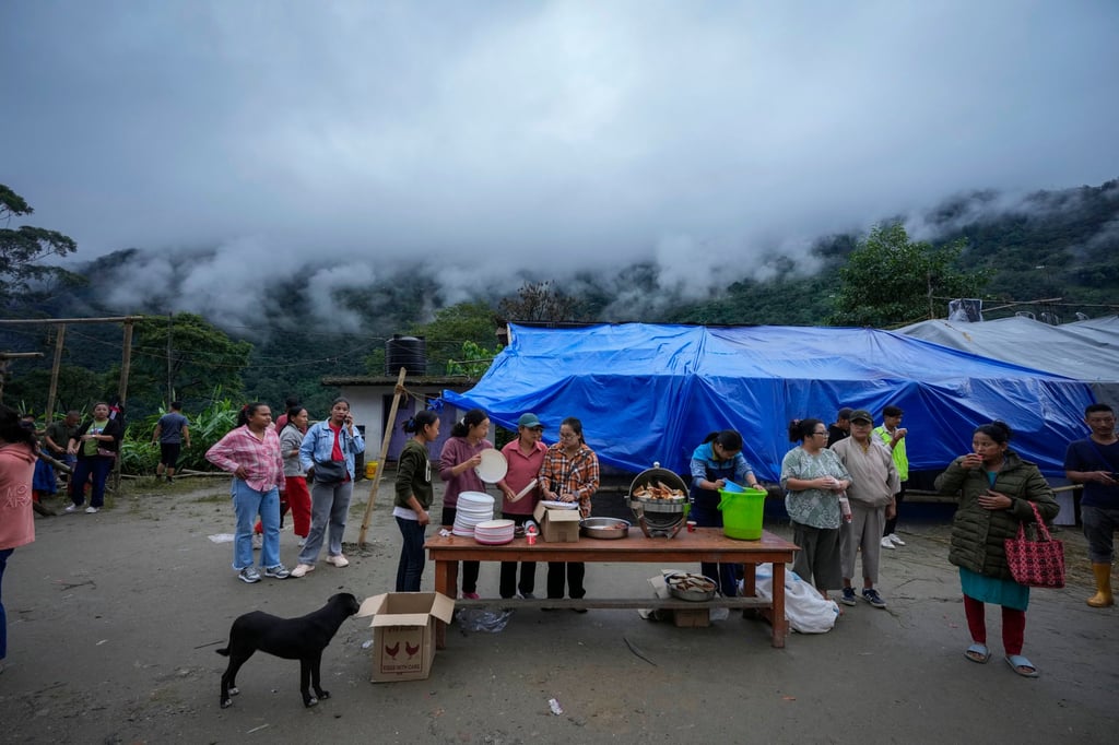 Volunteers distribute food in a relief camp. Landslides and floods are common in India’s Himalayan region during the June-September monsoon season. Photo: AP Volunteers distribute food in a relief camp. Landslides and floods are common in India’s Himalayan region during the June-September monsoon season. Photo: AP