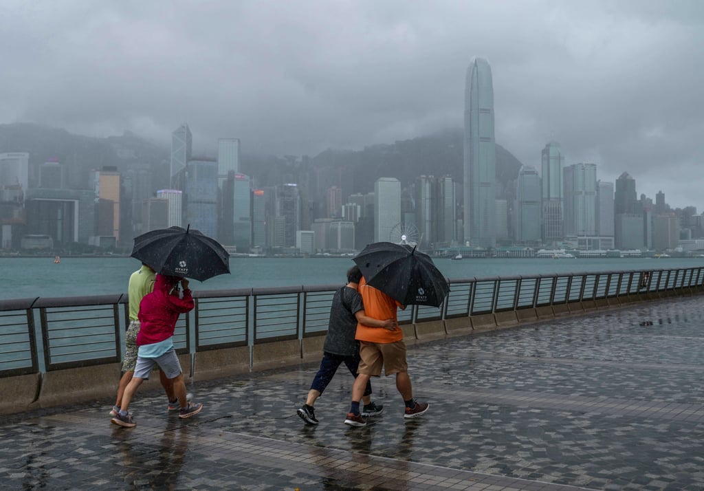 Hong Kong Observatory issued No. 3 warning as Typhoon Koinu nears. Pictures taken at Tsim Sha Tsui. Photo: Sam Tsang Hong Kong Observatory issued No. 3 warning as Typhoon Koinu nears. Pictures taken at Tsim Sha Tsui. Photo: Sam Tsang