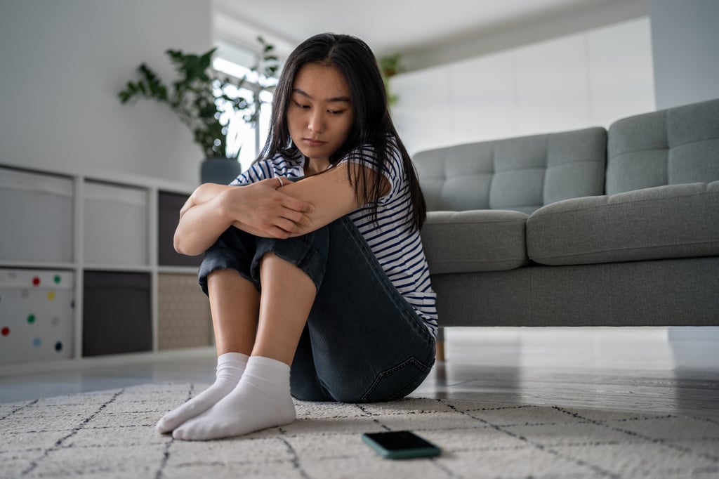 While the negative effects of social media affect people at all ages, one expert says it’s one of the biggest detriments to confidence in adolescent girls. Photo: Shutterstock