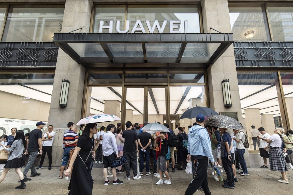 Shoppers line up in front of Huawei Technologies’ flagship store on Nanjing East Road in Shanghai before it opens on September 30, 2023. Photo: Bloomberg Shoppers line up in front of Huawei Technologies’ flagship store on Nanjing East Road in Shanghai before it opens on September 30, 2023. Photo: Bloomberg