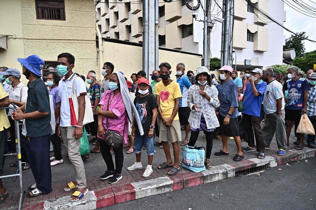 Thais queue up for daily food donations from the Bangkok Community Help Foundation. Photo: AFP Thais queue up for daily food donations from the Bangkok Community Help Foundation. Photo: AFP