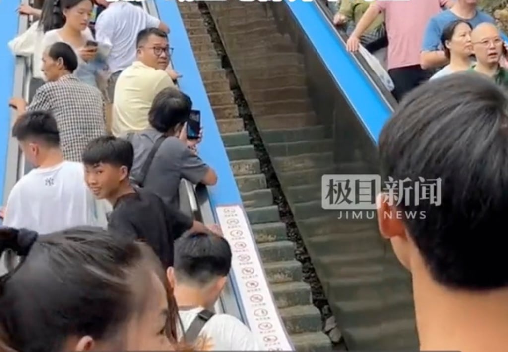 Tourists pack the escalator which has sparked a heated discussion on social media. Photo: Jima News