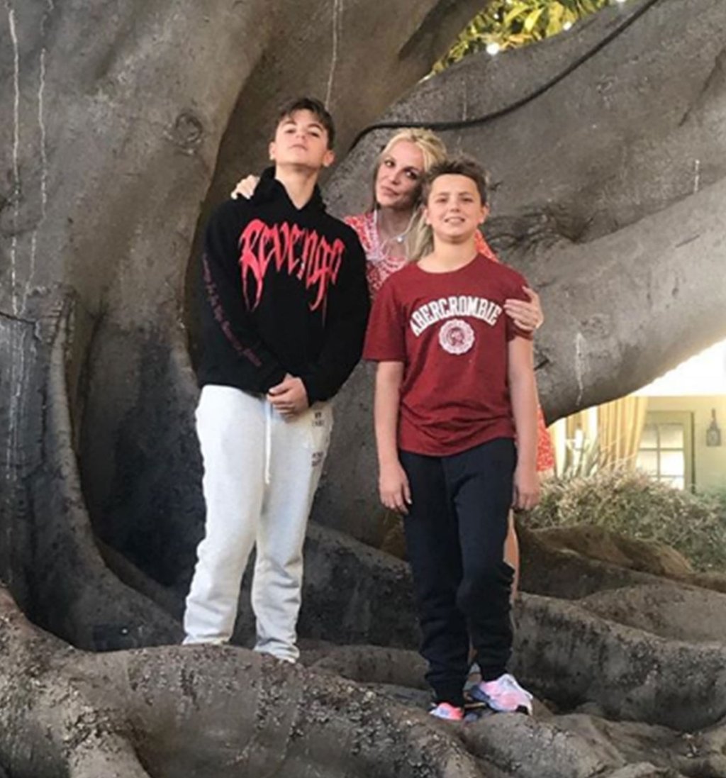 Britney Spears and her sons Sean and Jayden. Photo: @happilyspears/Twitter Britney Spears and her sons Sean and Jayden. Photo: @happilyspears/Twitter