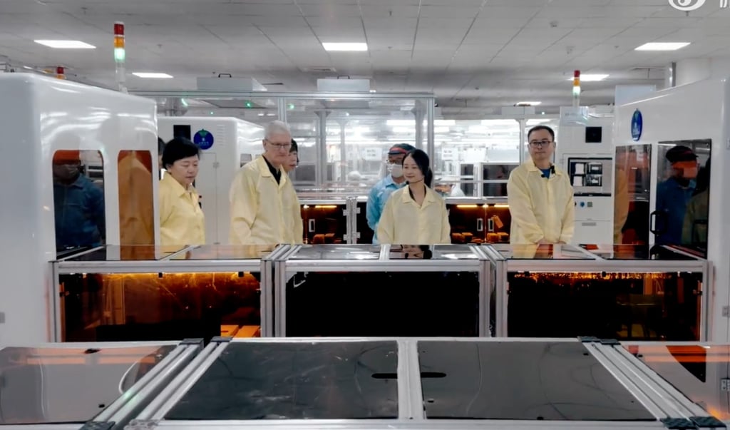 Apple CEO Tim Cook visits Chinese subcontractor Luxshare Precision Industry Co on October 18. Photo: Weibo