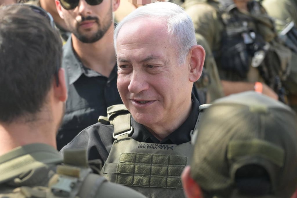 Israeli Prime Minister Benjamin Netanyahu meeting with soldiers in northern Israel on Sunday. Photo: Amos Ben-Gershom / GPO / dpa