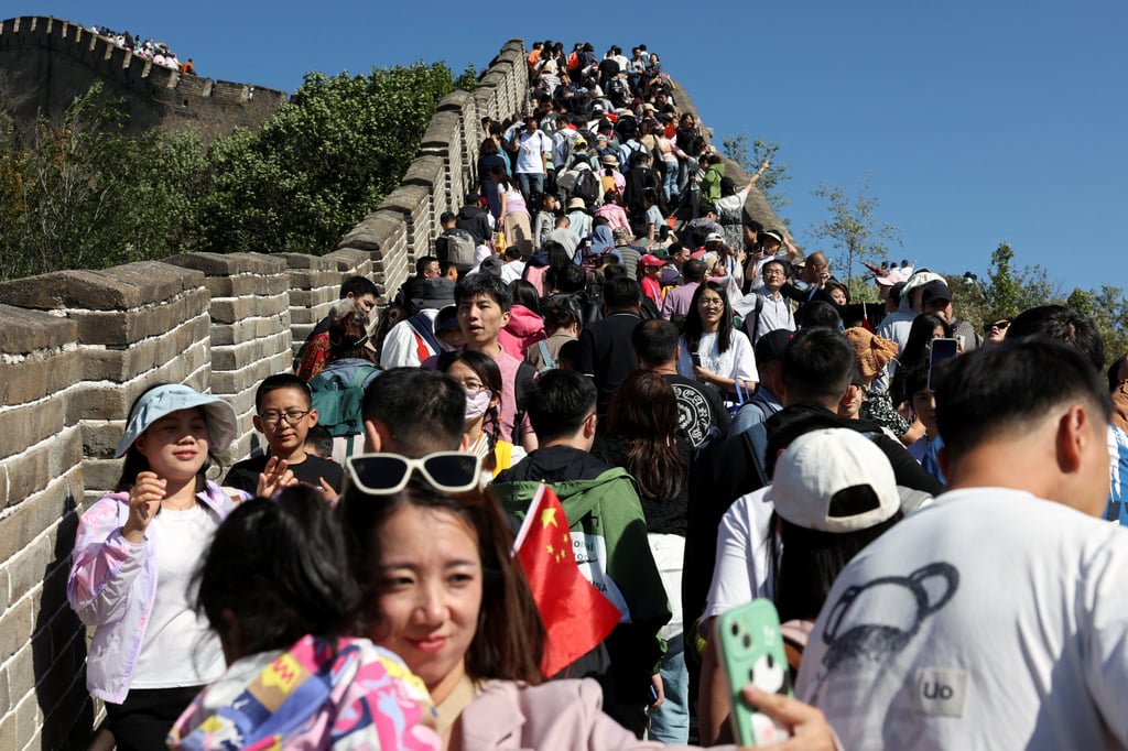 A woman poses for pictures amid tourists visiting the Badaling section of the Great Wall on the National Day holiday in Beijing, China October 1, 2023. Photo: Reuters A woman poses for pictures amid tourists visiting the Badaling section of the Great Wall on the National Day holiday in Beijing, China October 1, 2023. Photo: Reuters