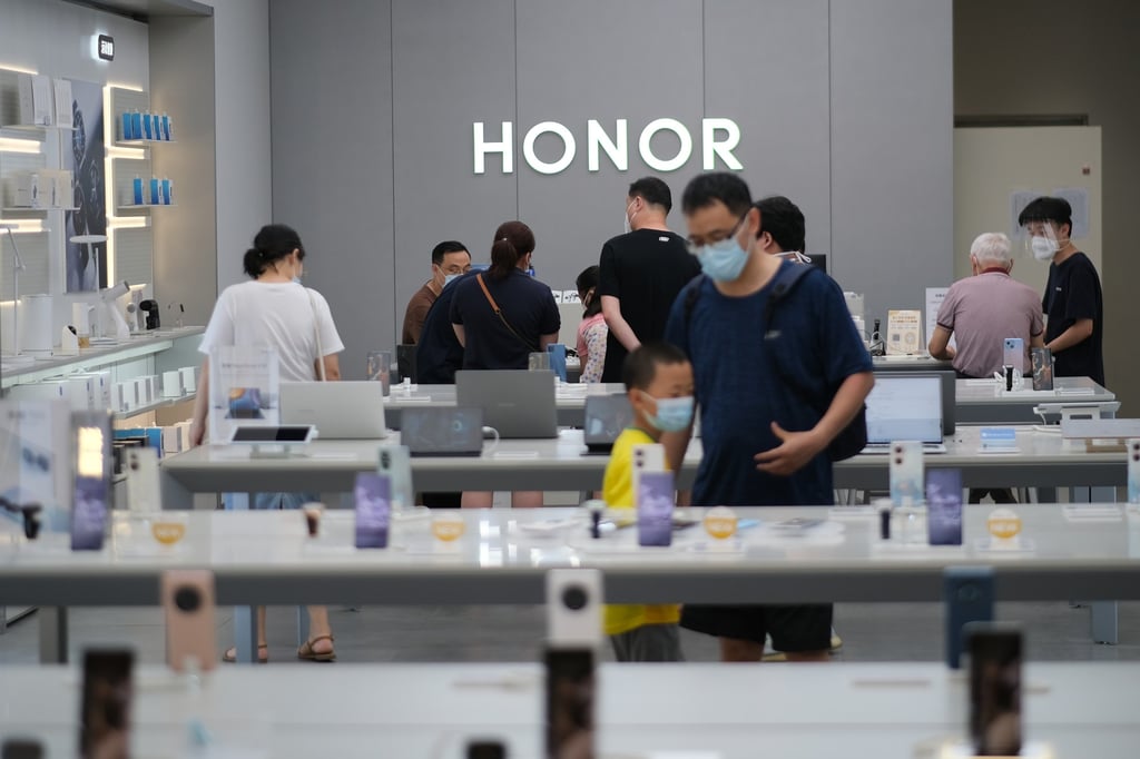 Shoppers are seen inside one of Honor’s smartphone retail stores in mainland China. Photo: Shutterstock