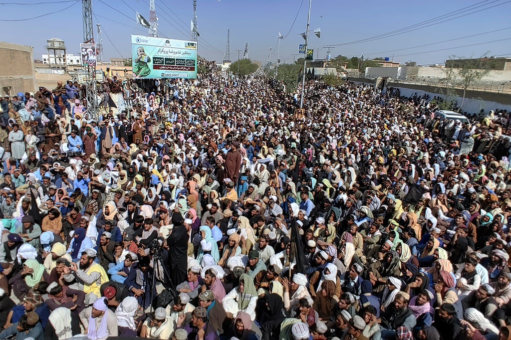 Local residents and Afghans chant slogans during a Thursday protest in the border town of Chaman, Pakistan, denouncing government visa plans and opposing the crackdown against Afghans. Photo: AP