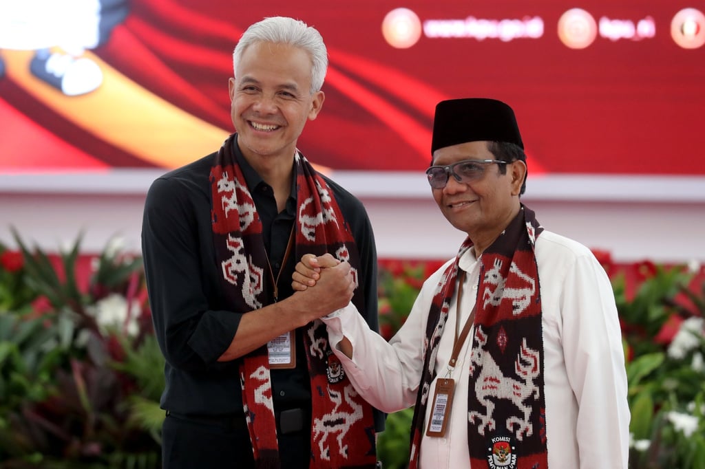 Indonesian presidential candidate Ganjar Pranowo (left) and his running mate Mohammad Mahfud, commonly known as Mahfud MD, pose for photos as they register their candidacy in Jakarta on October 19. Photo: EPA-EFE